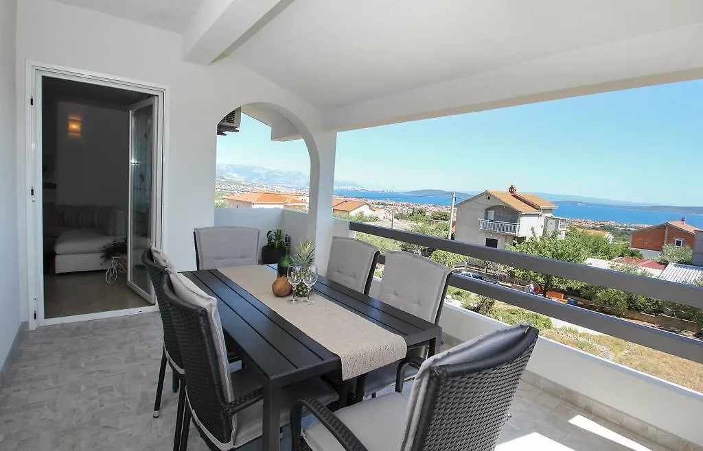 Apartment Lara Kastel Novi