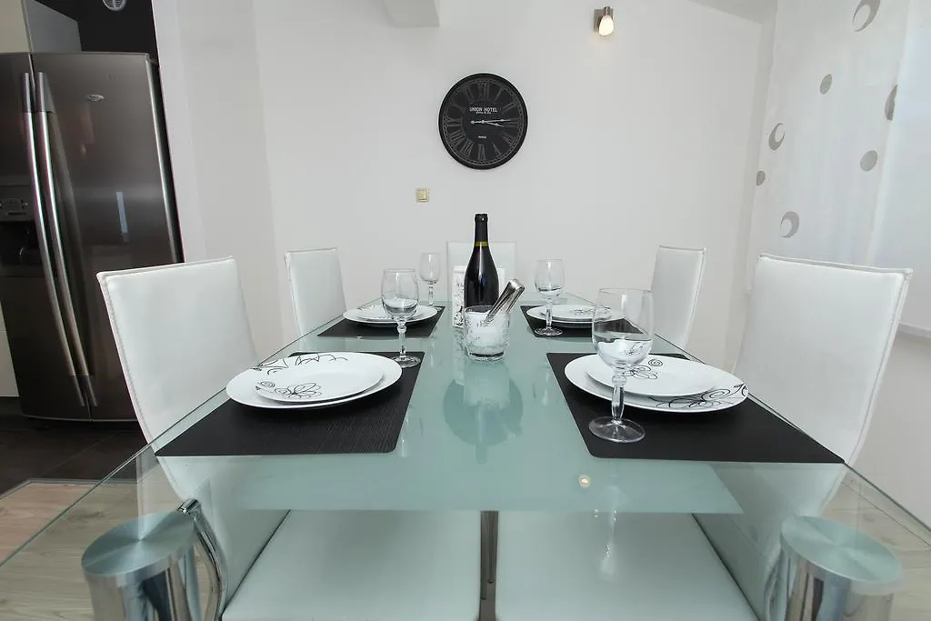 Apartment Lara Kastel Novi