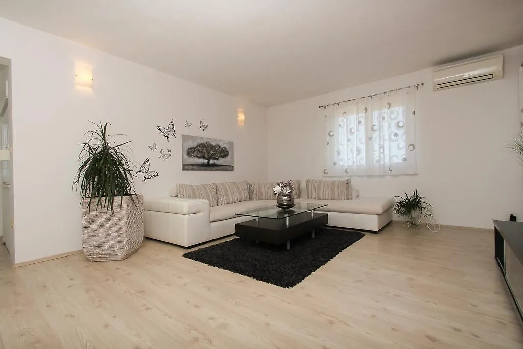Apartment Lara Kastel Novi