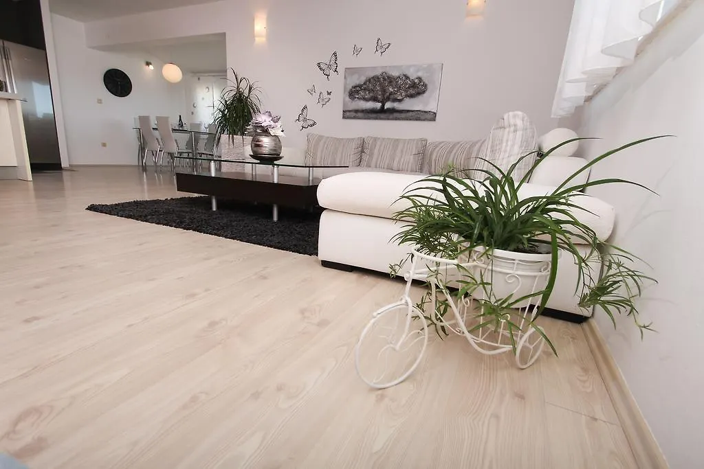 Apartment Lara location