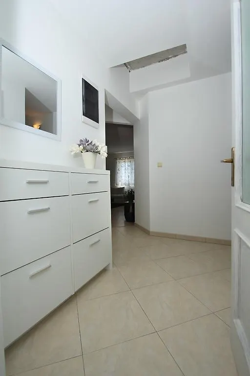 Apartment Lara Kastel Novi