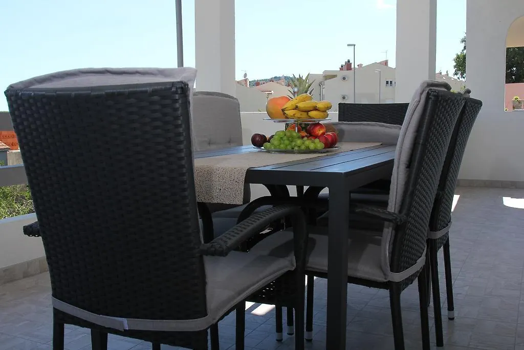 Apartment Lara Kastel Novi