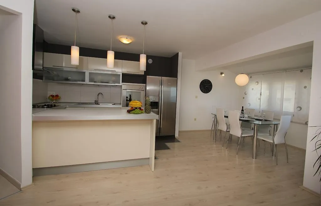 Apartment Lara Kastel Novi 0*,