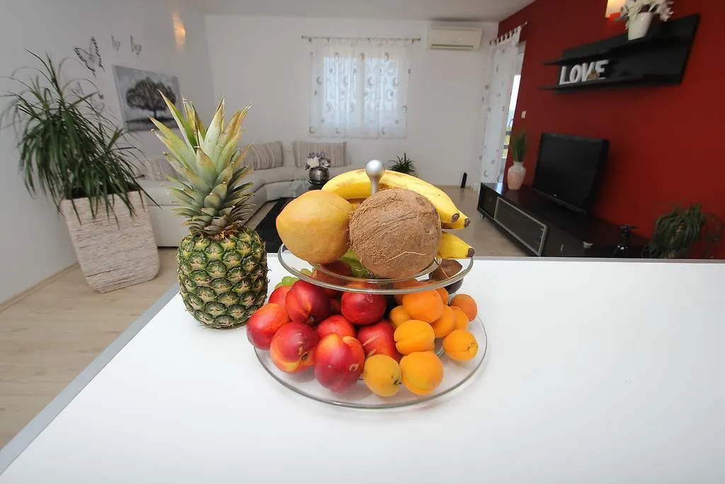 Apartment Lara Kastel Novi 0*,